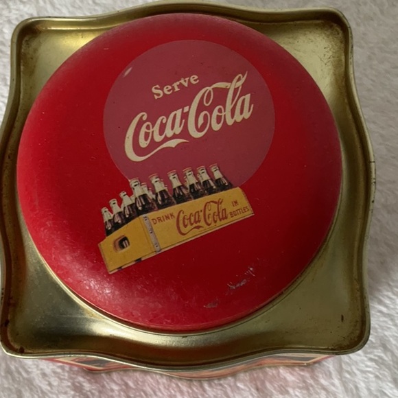 Coca-Cola vintage Red and Gold Collectible Tin - Picture 2 of 3